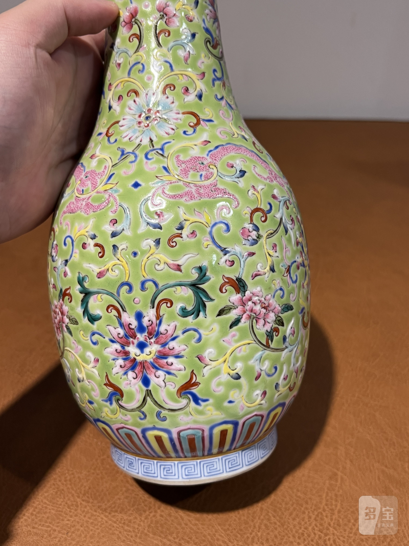 清 粉彩缠枝牡丹卷草龙纹瓶 - 图7